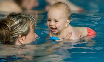 Babyschwimmen - AdobeStock_4417036-by-Renee-Jansoa